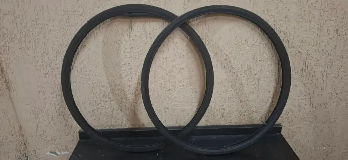 02 pneus Pirelli 700x32