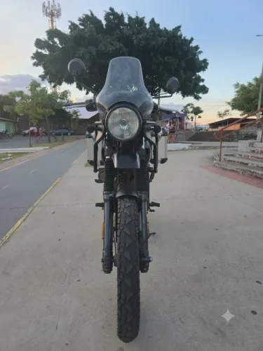 Motocicleta Royal Enfield Himalayan 2021/2022.