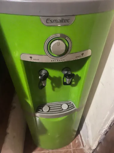 Vendo bebedouro de água -semi novo