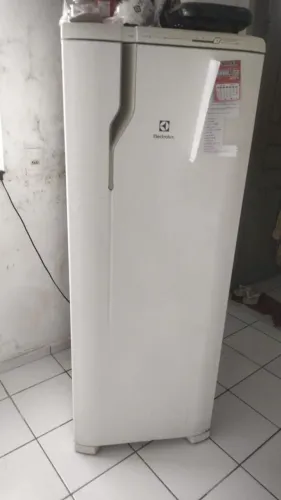 Vendo geladeira Eletrolux semi nova muito boa!