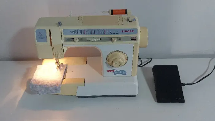 Máquina De Costura Singer Prêt A Porter 18 eletrônica- 110v - ac. cartão