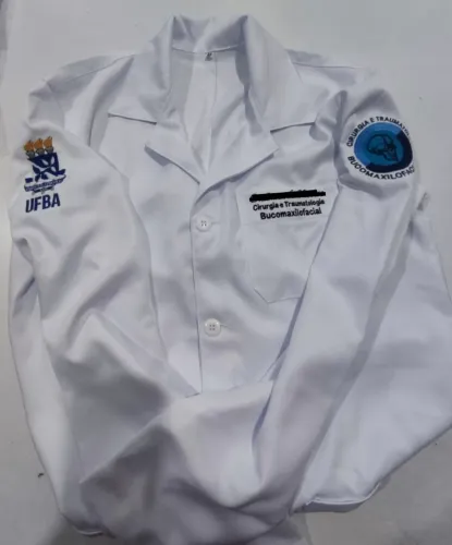 Jaleco de Gabardine com bordado