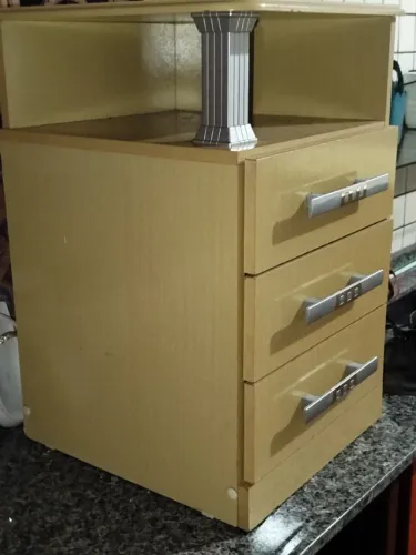 Vende se criado mudo