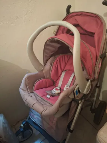 Carrinho de bebê- com bebê conforto
