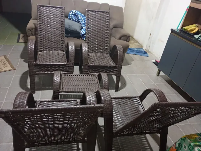 Vendo jogo de 4 cadeiras e centro super conservado otimo para casa de praia ou area Goumet
