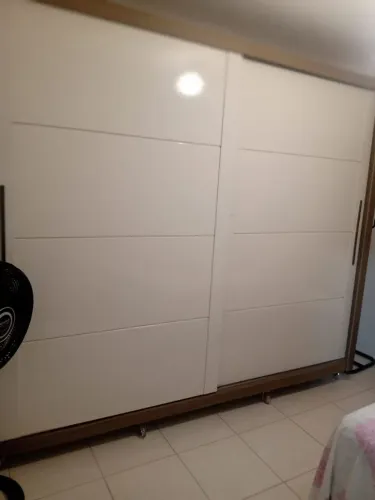 Lindo guarda-roupa duas portas de correr 2,70 de largura