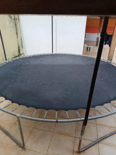 Cama elástica grande único dono.