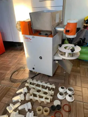 Maquina de salgados muito nova