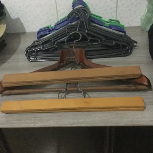 35 cabides , sendo 3 madeira para vestidos