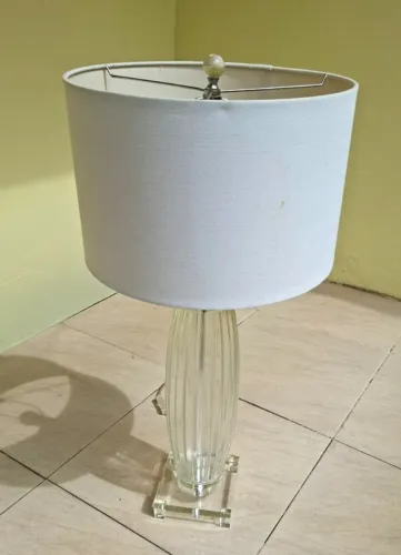 Abajur com base transparente de acrílico