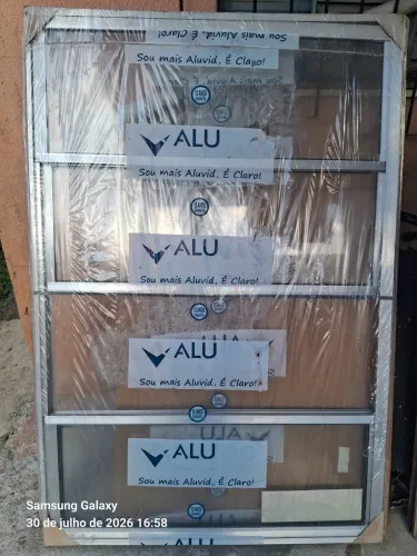 JANELA DE ALUMINIO 1,5 POR 1M . R$:200,00