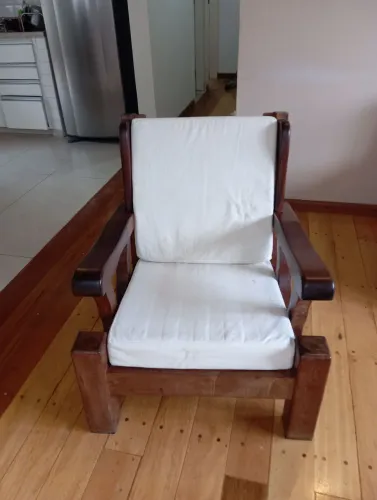 Poltrona de madeira maciça