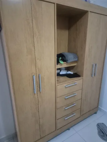 Guarda-roupa com Espelho 4 Portas 4 Gavetas Araplac Pequim