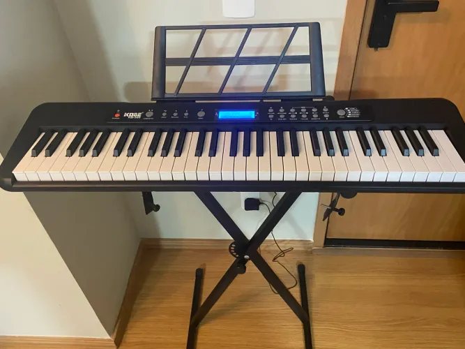 Kit Teclado Musical Kobe Kb-300 5/8 Sensibilidade C/ Suporte 127/220v Preto