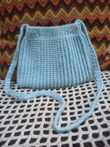 Bolsa de ombro em crochê azul