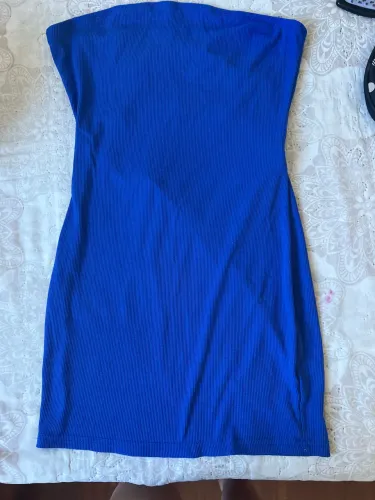 Vestido azul tubinho com recorte