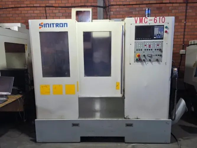 Centro de Usinagem Sinitron Modelo VMC 610