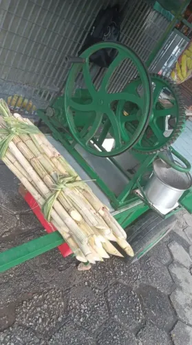 Carrinho de caldo de cana com ponto no farol 