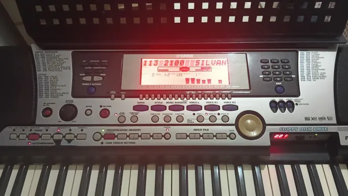 Vendo teclado musical psr 550 com emulador de pen-drive