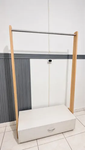 Arara de roupas com gavetão