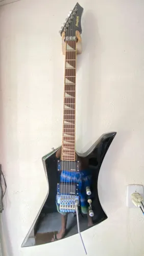 Guitarra explorer strinberg clg 48