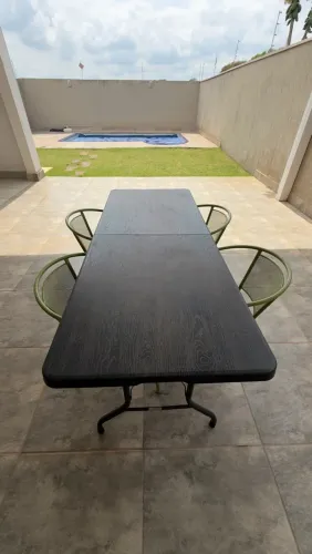 Mesa de plástico com cadeiras de metal