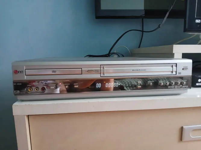 Combo de vídeo cassete e DVD da LG, modelo DC 596B.