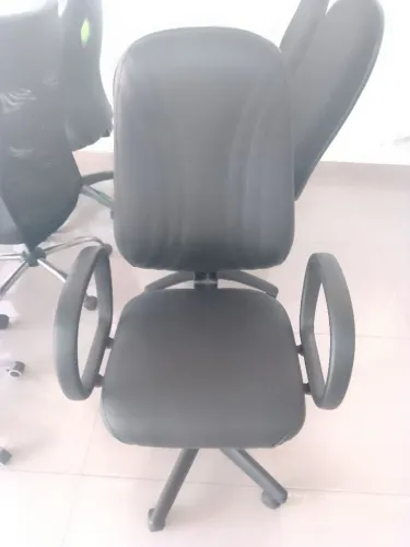 Cadeira de escritório modelo presidente reformada