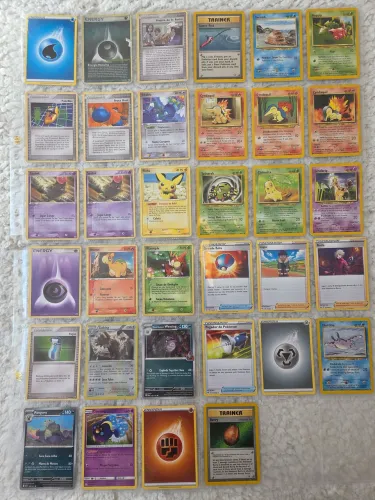 Lote com 169 Cartas Pokémon TCG - Antigas, Modernas e Raras