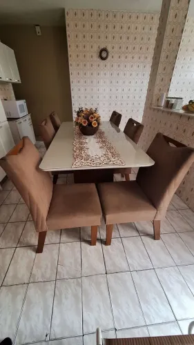 Mesa com tampo de vidro acompanhado com 6 cadeiras acolchoadas
