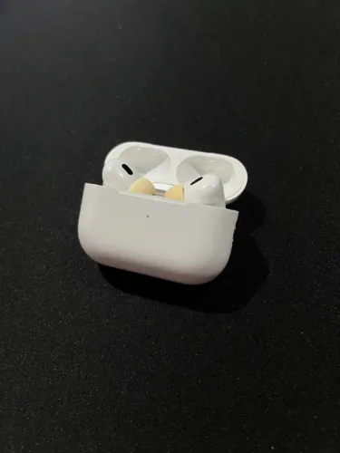 Vendo AirPods Pro 2ª Geração, com estojo MagSafe (fone esquerdo não funciona).