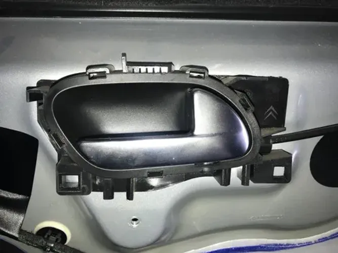 Maçaneta Interna Dianteira Direita Peugeot 2008 19/22 Preto Dianteira