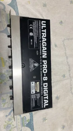 Behringer Ultragain Pro-8 Digital ADA8000, um conversor A/D e D/A