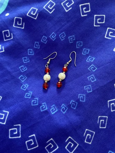 brinco feminino vermelho com pérola feito a mão