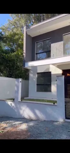 Vende-se Sobrado Moderno ? 3 Quartos, Suíte com Varanda e Quintal no centro