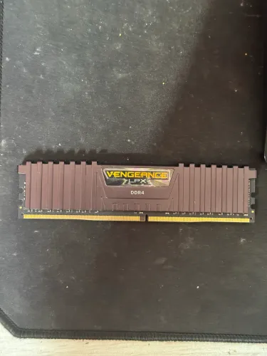 VENDO MEMÓRIA RAM DDR4 CORSAIR VENGEANCE 8GB