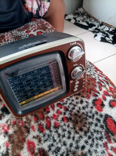 Caixa de som estilo vintage modelo de uma TV