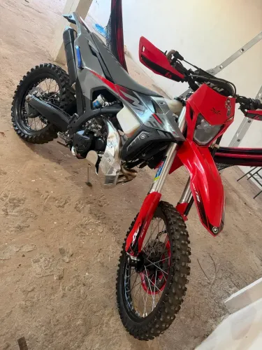 Vendo ou troco por algo do meu interesse a moto tem dois meses de uso fazendo três 