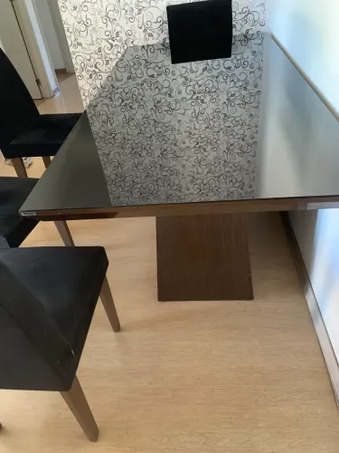 Mesa de jantar com 4 cadeiras estofadas