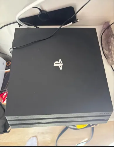 PS4 com 1 controle e 10 jogos 