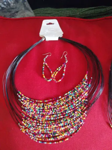 Conjunto de micangas brinco mais colar..