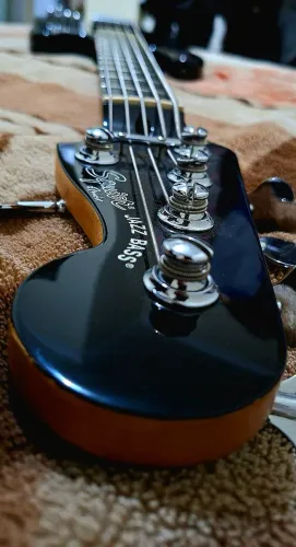 Contrabaixo Squier Black Deluxe 5
