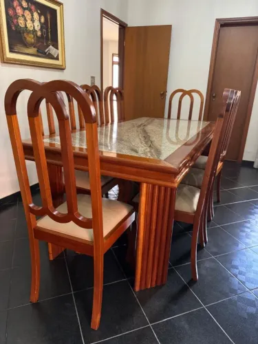 Vendo Mesa de Jantar com 8 cadeiras e aparador