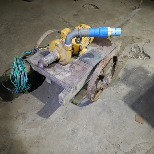 Bomba d'água elétrica de 5 vc 220v. Trifásico com carrinho de roda de ferro, base madeira
