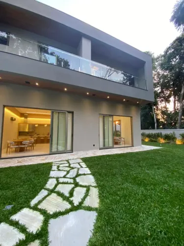 Sobrado para venda com 1000 metros quadrados com 4 quartos em Arujázinho I, II e III - Aru