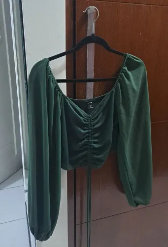 Blusa verde de mangas transparentes
