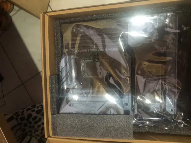 Placa Mãe ASRock Z790 Steel Legend WiFi DDR5 LGA 1700 (1 mês de uso)
