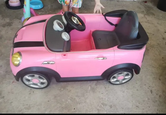mini veículo elétrico infantil baseado no modelo MINI Cooper S.