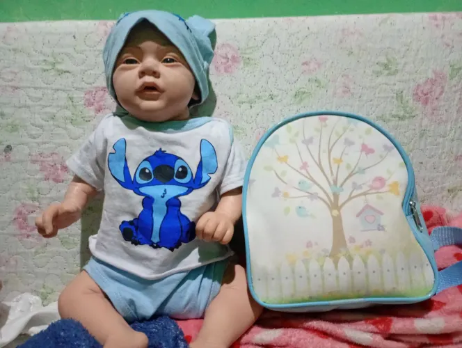Bebê reborn vem com chupeta mamadeira e roupinhas