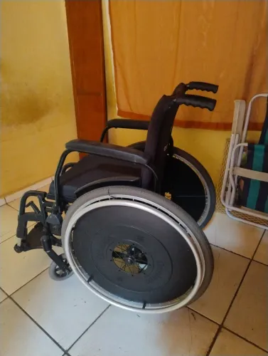 Vendo 1 cadeira de rodas (nunca usada )